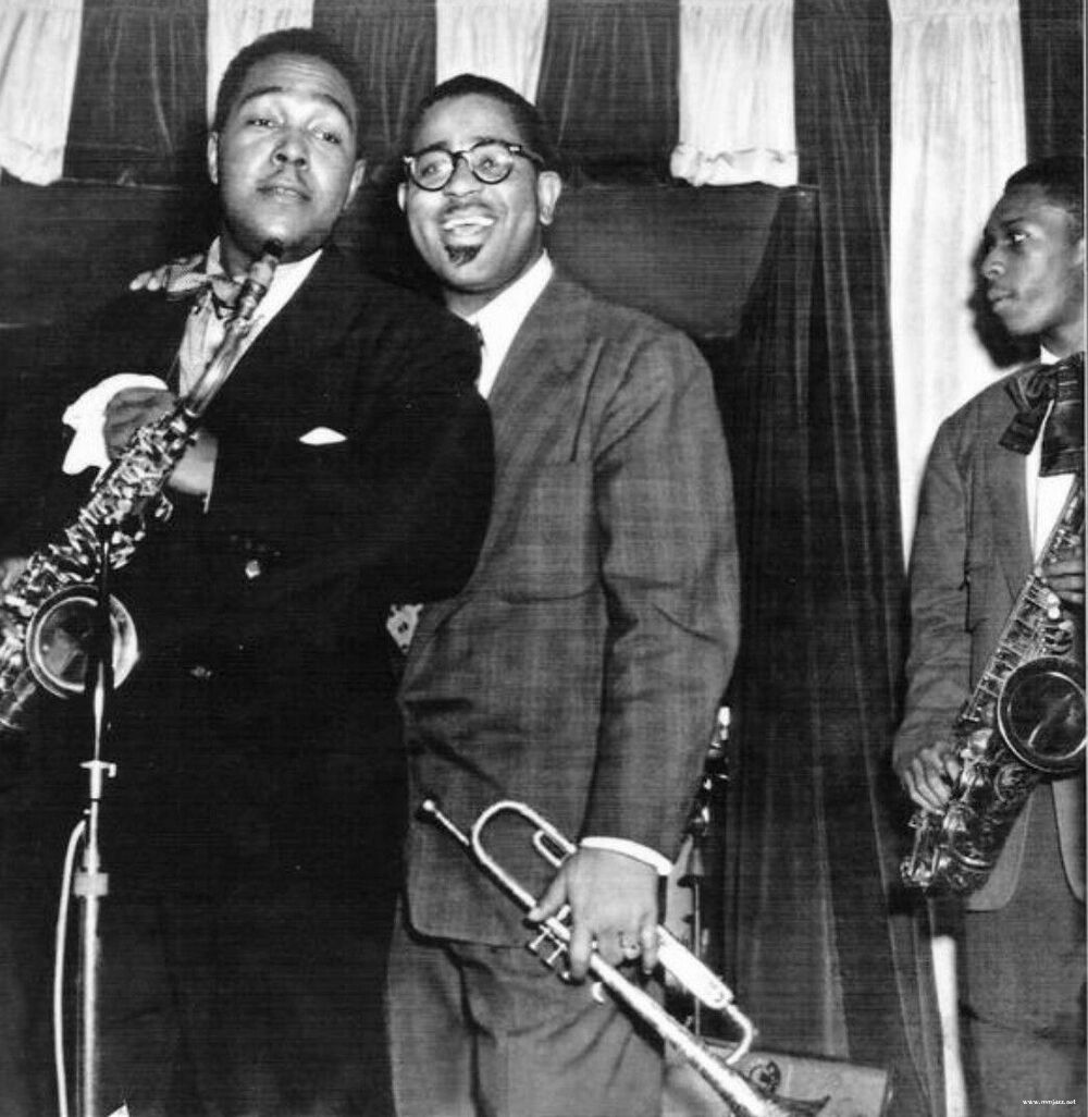 4 1951년 뉴욕 버드랜드 클럽에서 공연당시 디지 길레스피와 함께한 모습. 오른쪽이 새파랗게 젊은 시절의 존 콜트레인이다..jpg