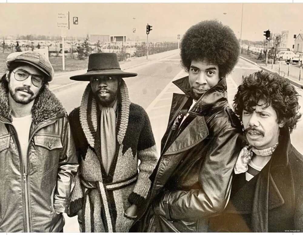 2 리턴투포에버 시절의 멤버들, 좌로부터 알 디 메올라, 레니 화이트, 스탠리 클락, 칙 코리아 1975년.jpg