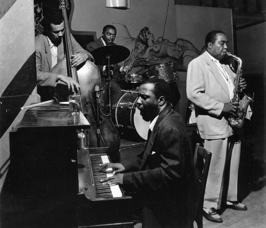 2 1953년도 뉴욕의 한 클럽에서 함께 연주하는 역사적인 재즈 거장들. 찰스 밍거스, 로이 해인스, 텔로니어스 멍크, 찰리 파커(좌로부터).png