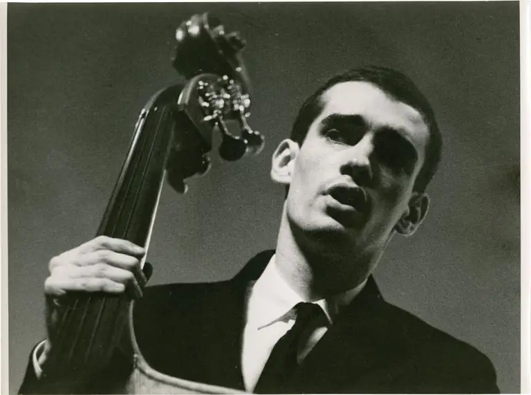 2 젊은시절 콘트라베이스를 연주하던 스티브 스왈로우 1961년도.jpg