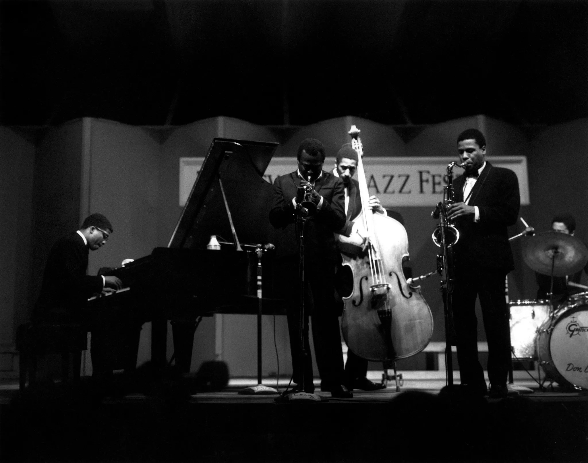 1 마일스 데이비스와 그의 두번째 퀸텟 멤버들 .1967년 뉴포트 재즈 페스티벌에서.jpg