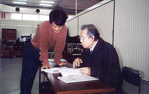 2 스승인 윤이상과 함께 한 젊은 시절의 김홍재.jpg