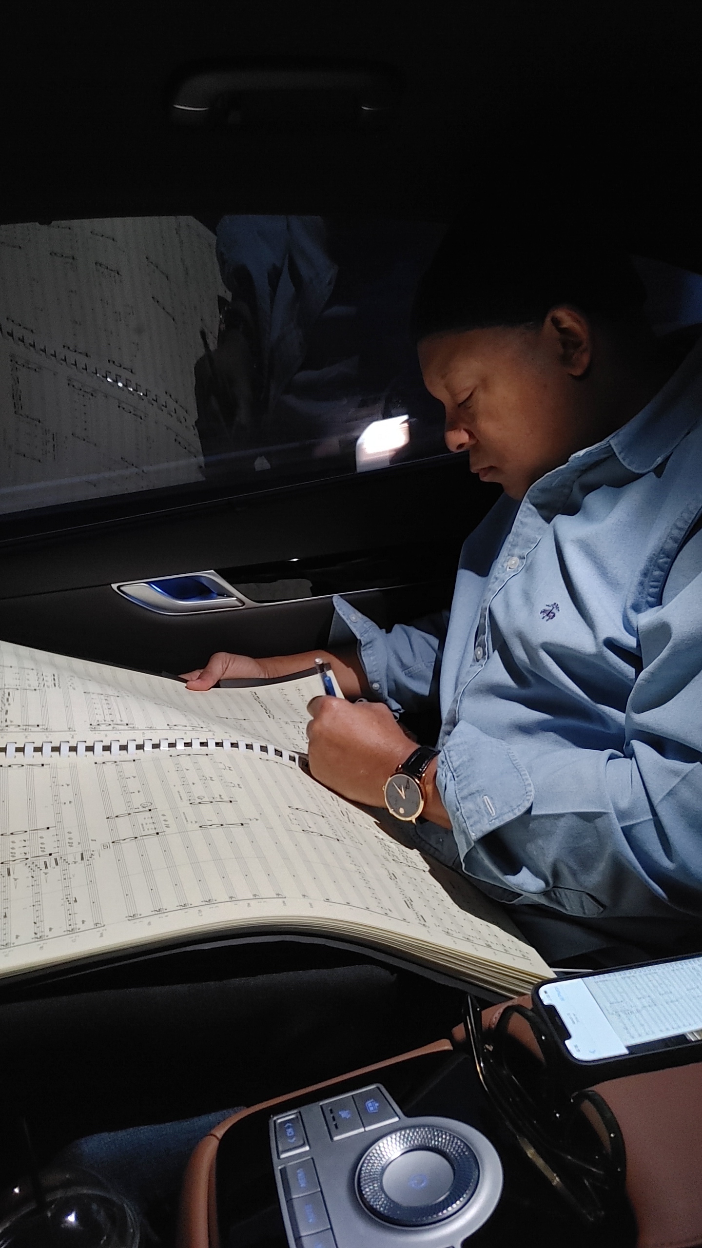 4 공항으로 이동하는 차안에서 오케스트라 편곡 작업을 하고 있는 윈튼 마살리스. 사진_김현종 - 복사본.jpg