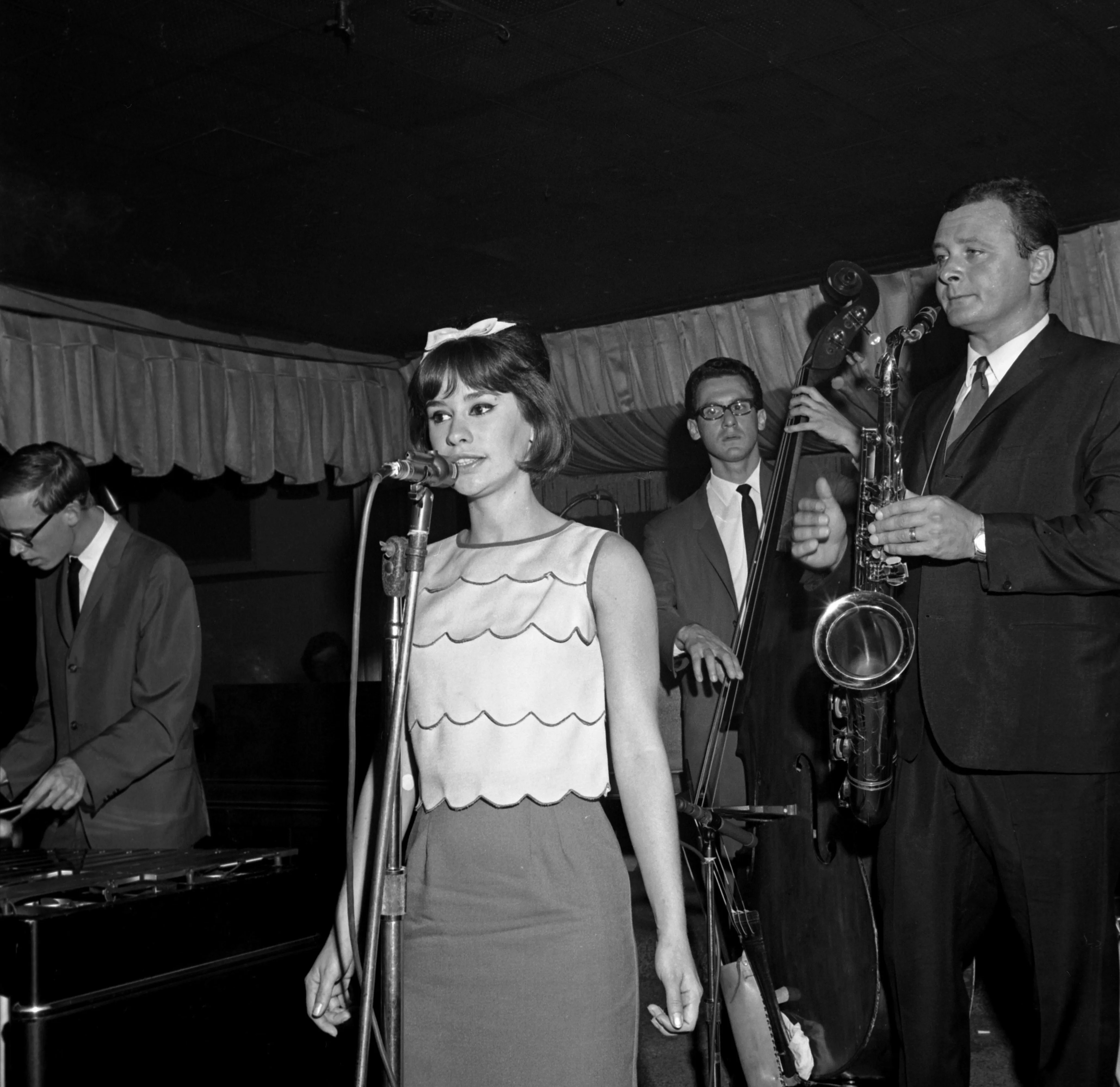 3 스탄 게츠와 함께 협연하는 아스트루드 지우베르투, 1964년 뉴욕 버드랜드 클럽에서.jpg