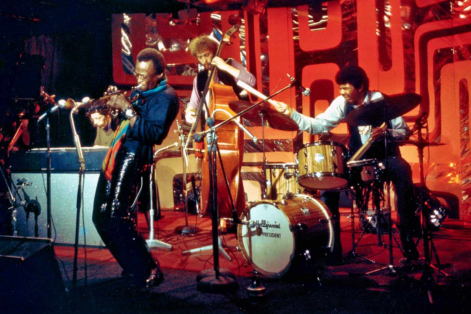 2 마일스 데이비스 퓨전 밴드에 몸담았던 시기의 잭 디조넷. 1970년도.jpg