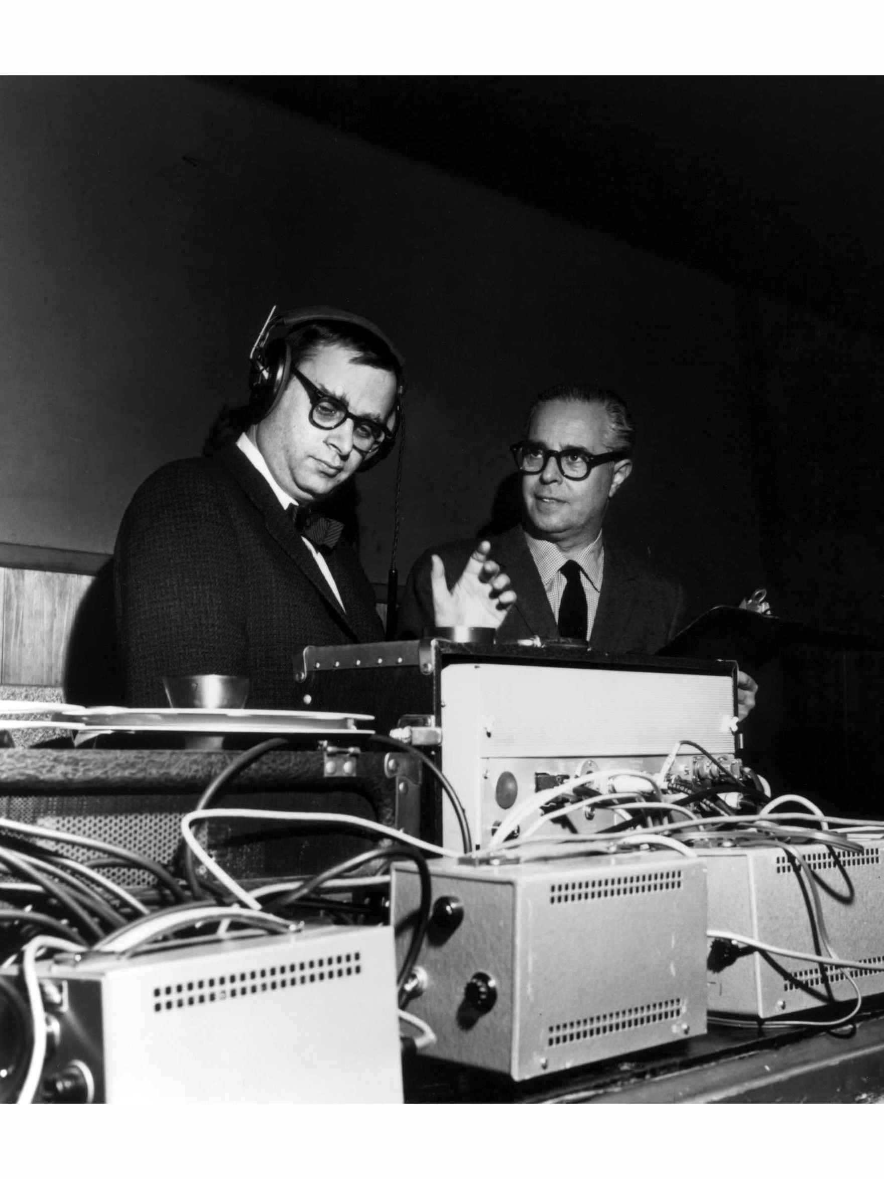 1960년 도날드 버드의 앨범 작업을 함께 하고 있는 엔지니어 루디 반 겔더와 프로듀서 알프레드 라이언.jpg