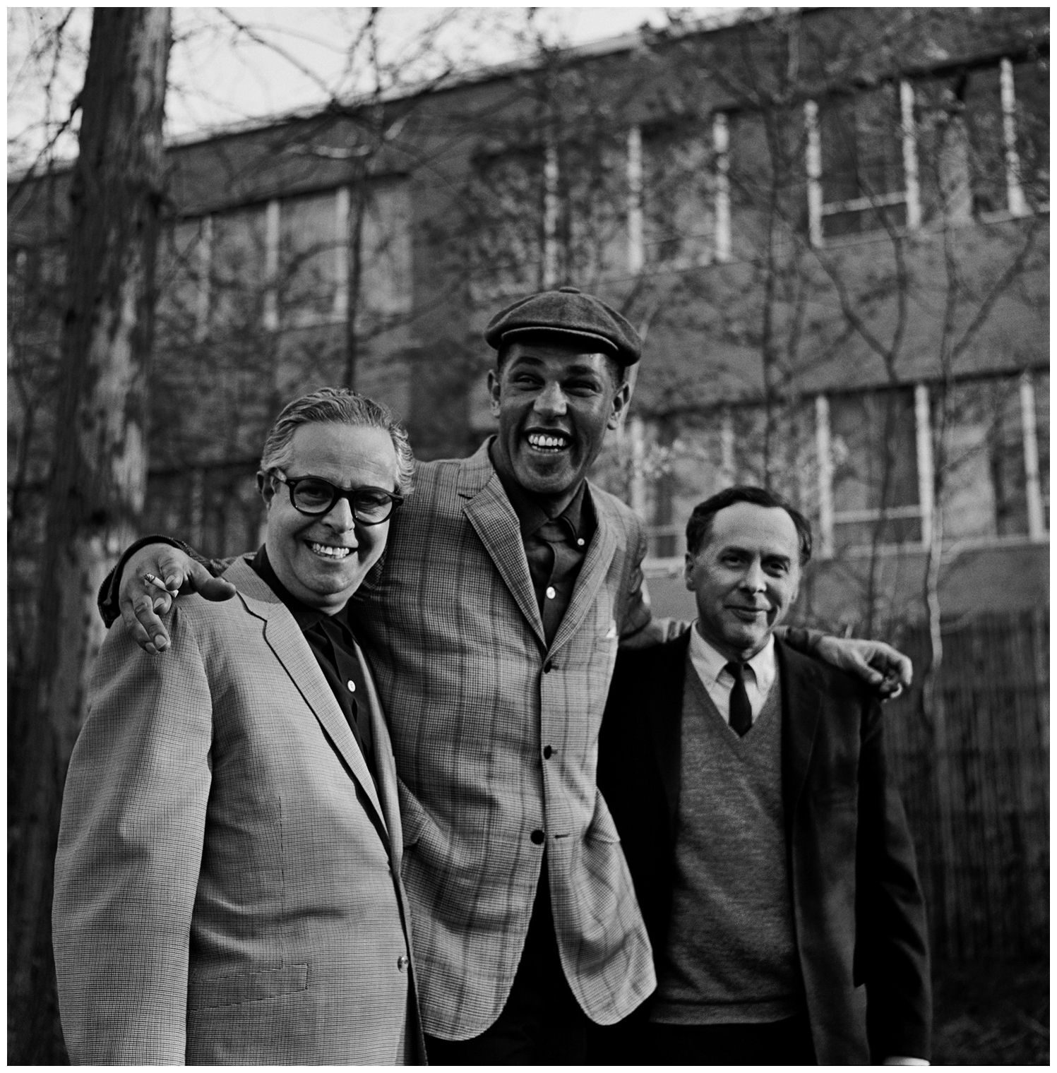 알프레드 라이언과 프랜시스 올프 그리고 테너 색소포니스트 덱스터 고든이 함께 한 사진 _ 1962년.jpg