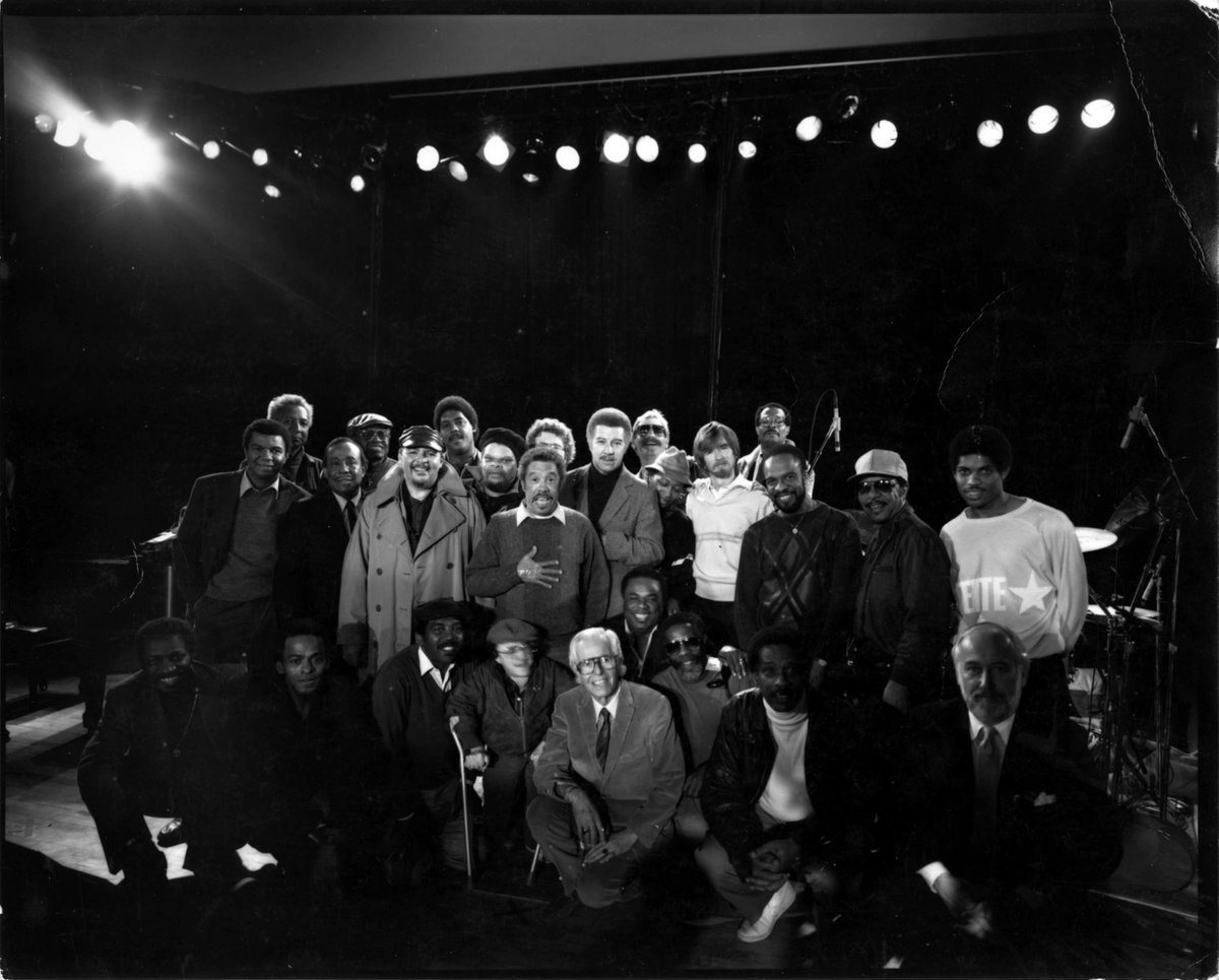 1985년 블루노트 재출범을 위해 공연했던 당시 백스테이지에서 찍은 사진 가운데 맨 아래 앉아있는 인물이 알프레드 라이언이다..jpg