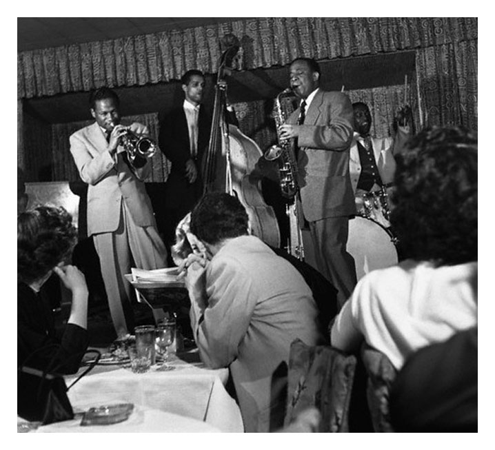 3 아트 블레이키의 커리어 대표작중 하나로 평가받는 1954년 버드랜드 클럽 실황 연주당시 밴드의 모습. 좌로부터) 클리포드 브라운, 컬리 러셀, 루 도널드슨, 아트 블레이키.jpg