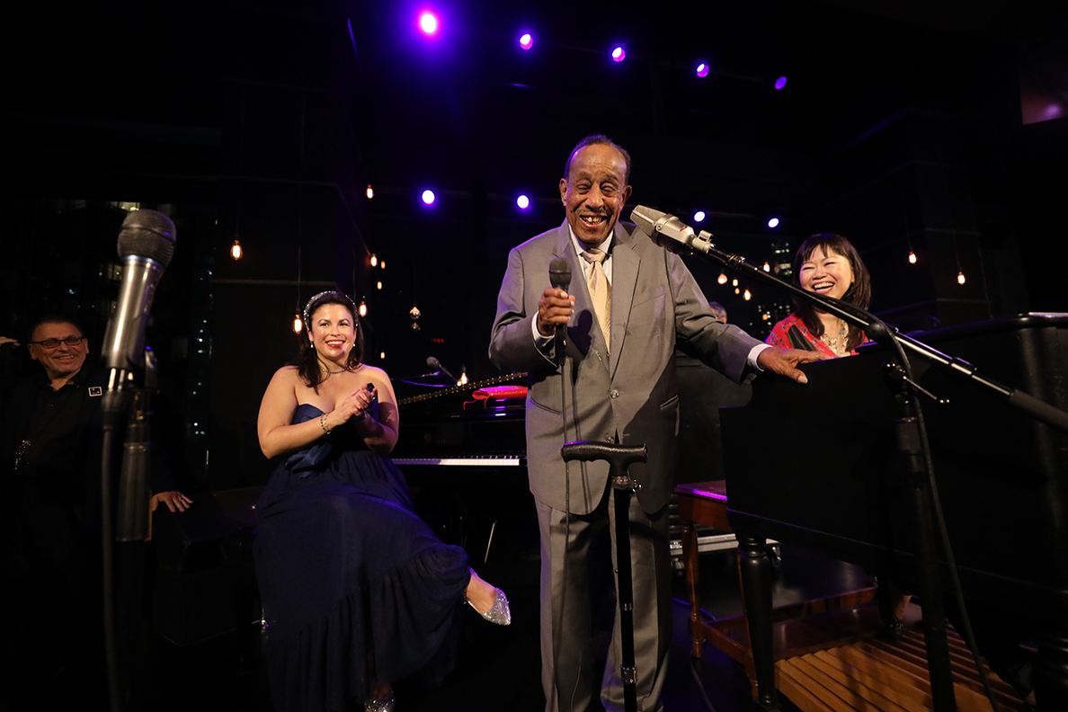 2 재즈앳링컨센터에 위치한 디지스 클럽에서 96번째 생일축하파티를 맞는 루 도널드슨의 모습. 2022년도.jpg