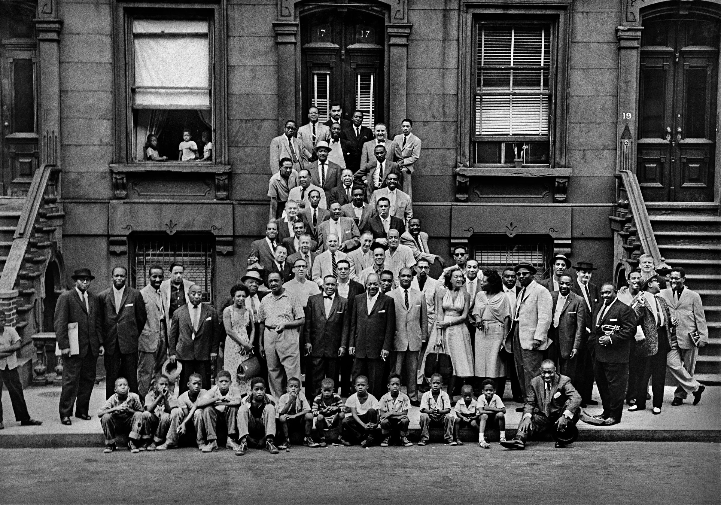 3 A Great Day in Harlem.  이 유명한 사진은 소니 롤린스의 타계로 인해 완전한 전설속 인물들이 피사체로 남게 되었다..jpg