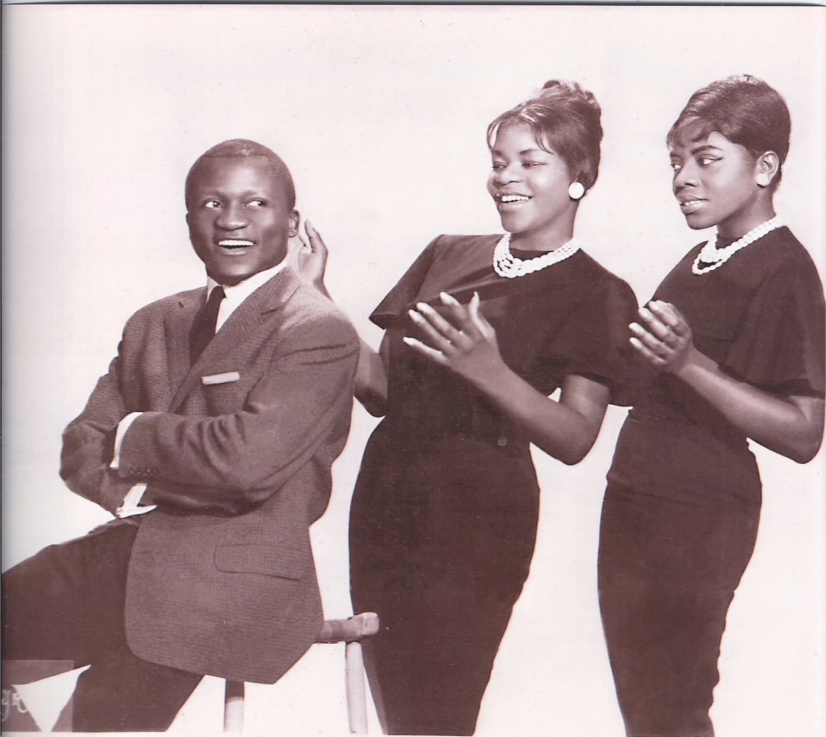 3 자신의 손위 누이 두명과 함께 결성한 혼성 보컬 그룹 Andy & Bey Sisters (2).jpg