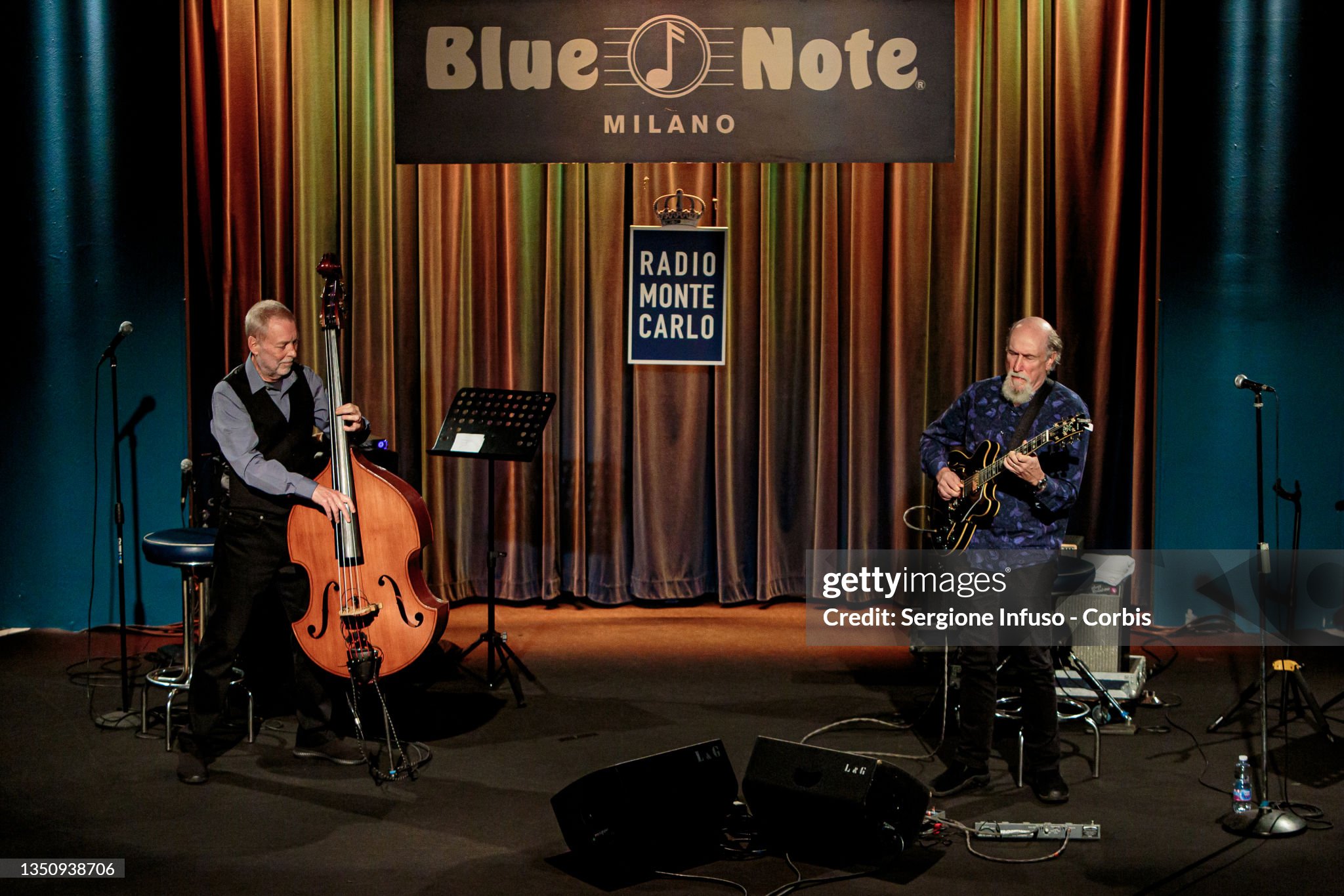 4 이태리 밀라노에 위치한 블루노트 클럽에서 연주하는 데이브 홀랜드와 존 스코필드 2021년도.jpg