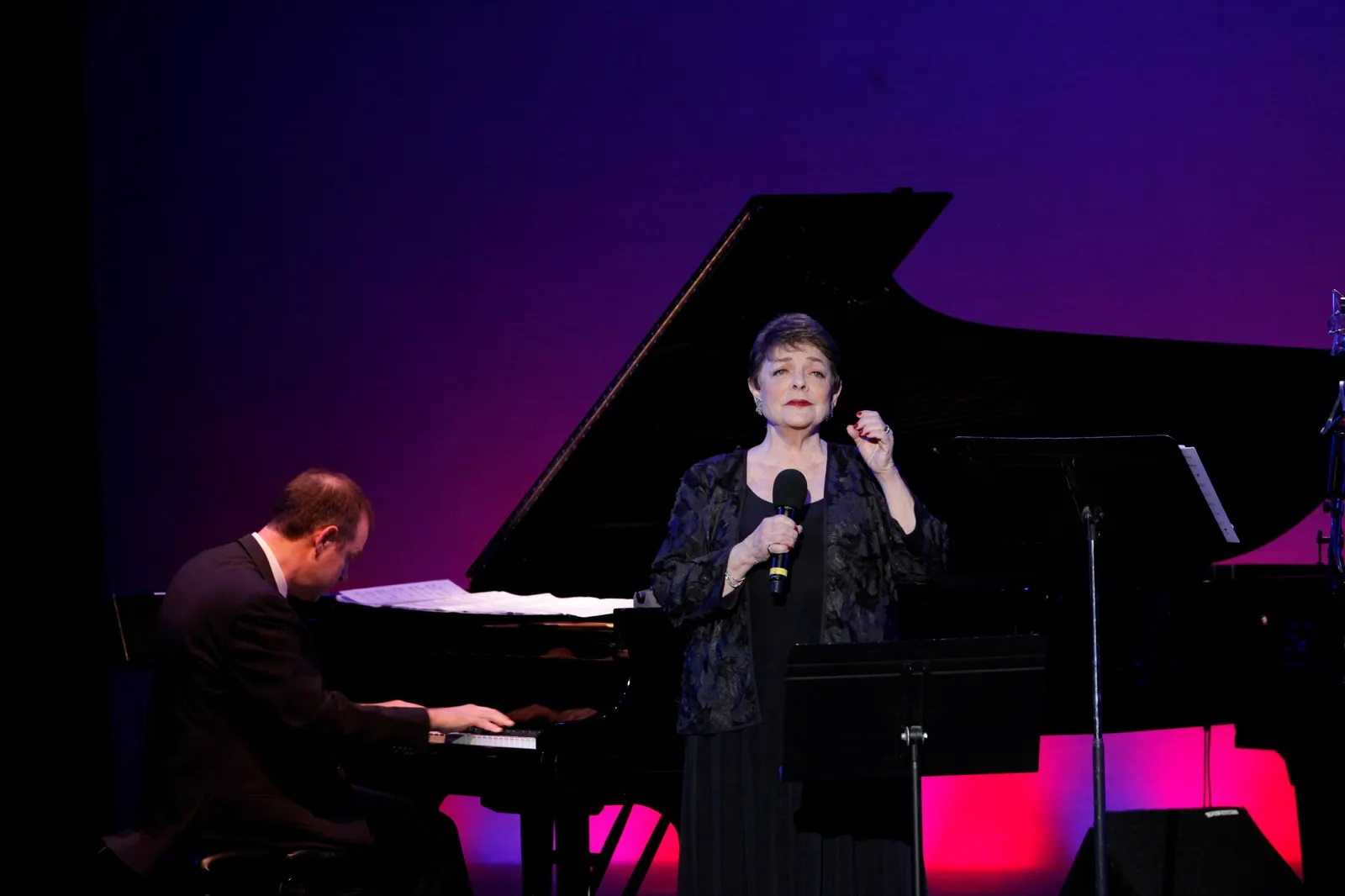 2 빌 샬랩과 그의 어머니인 샌디 스튜어트와의 공연 모습. 2011년.jpg